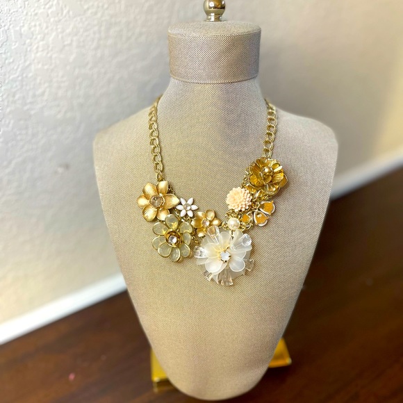 Beautiful yet simple plastic necklace that can be dressed up and dressed down! - Picture 1 of 1